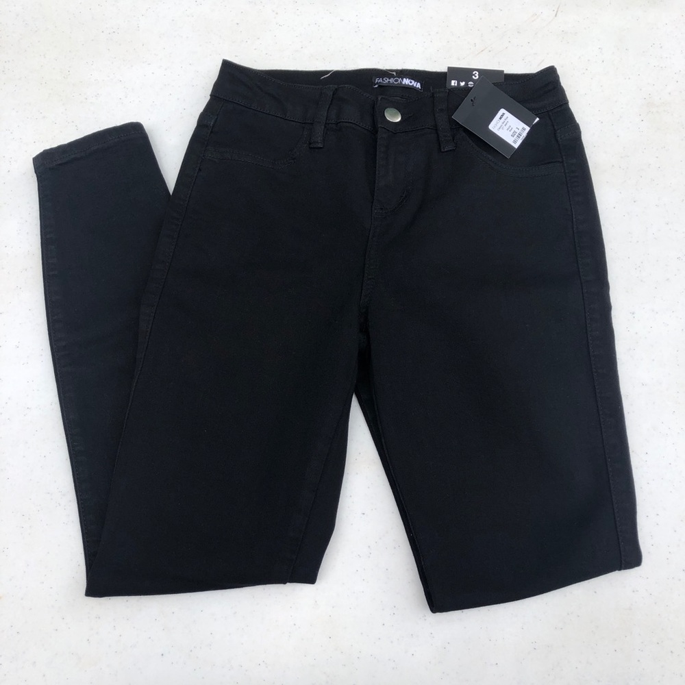 BRAND NEW Fashion Nova Black Skinny Jeans Size: 3